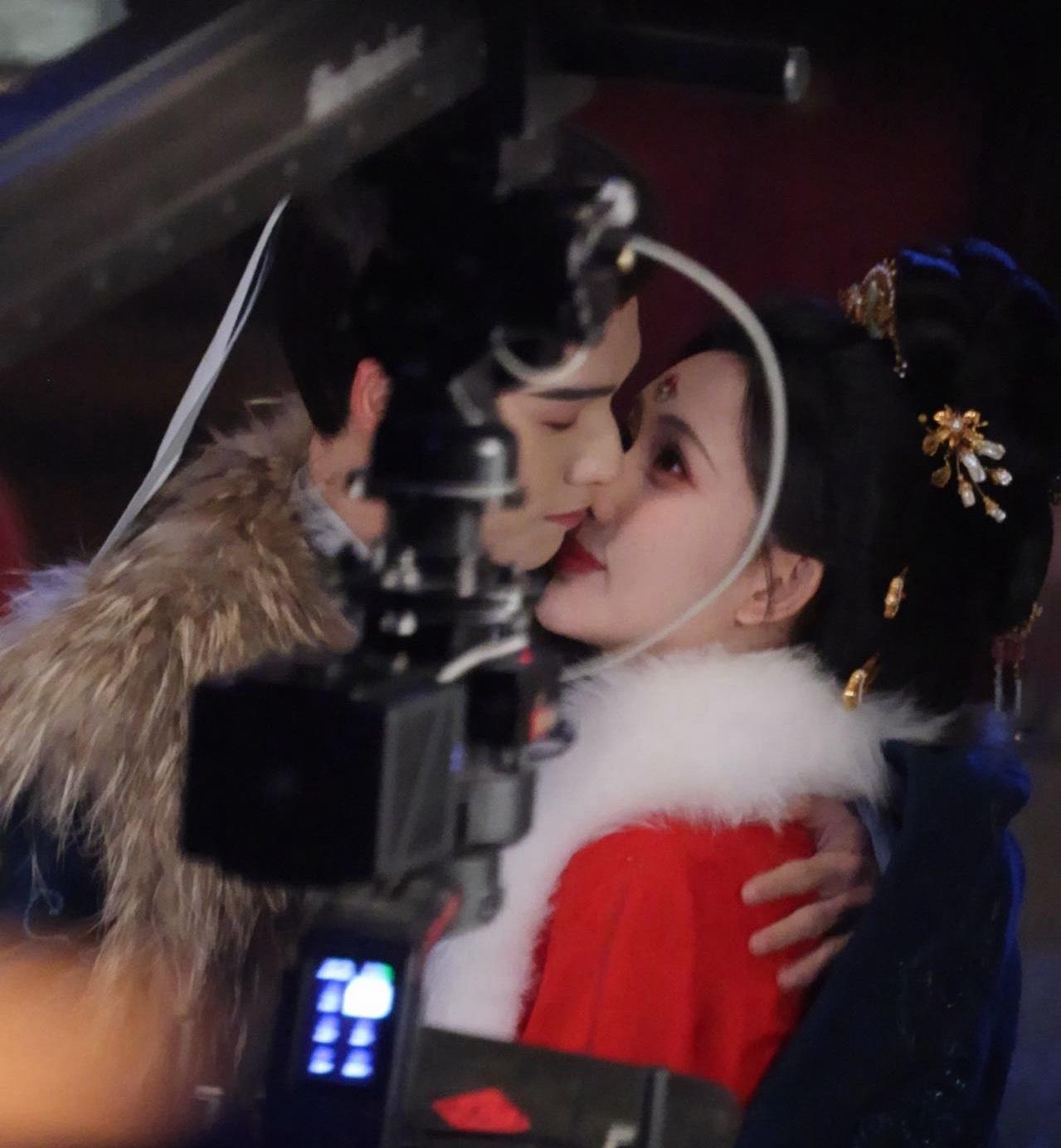 五小时。吻戏。羽绒服裹着，互相蹭体温。导演喊卡了，手还没松。路透的镜头不