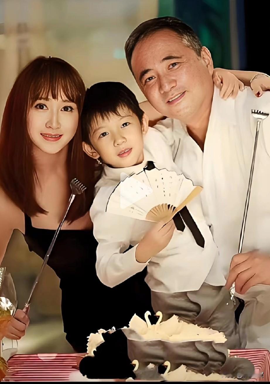 哇，幸福的一家人，儿子超帅，胡静巅峰时期嫁马来西亚富豪朱兆祥，2008年成婚，
