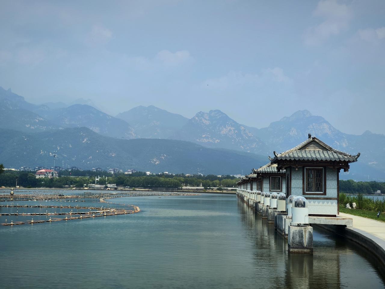 泰山西侧脚下的泰山秀城和天平湖景区还是挺不错的，地上、地下停车场均免费，景区不但