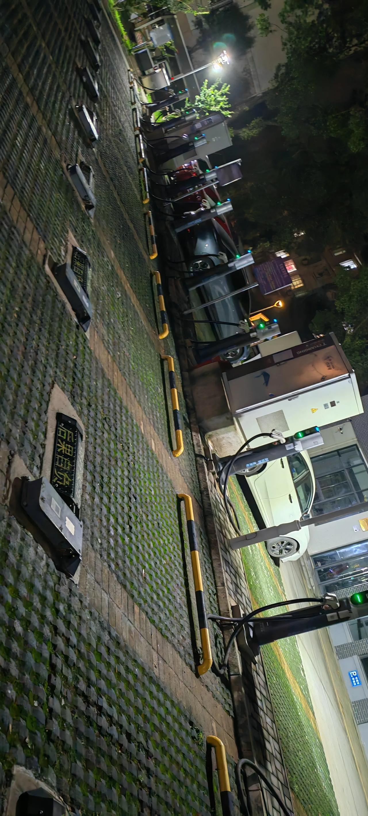 本来停油车的车位，被占起来装充电枪！这样真的好吗[赞]