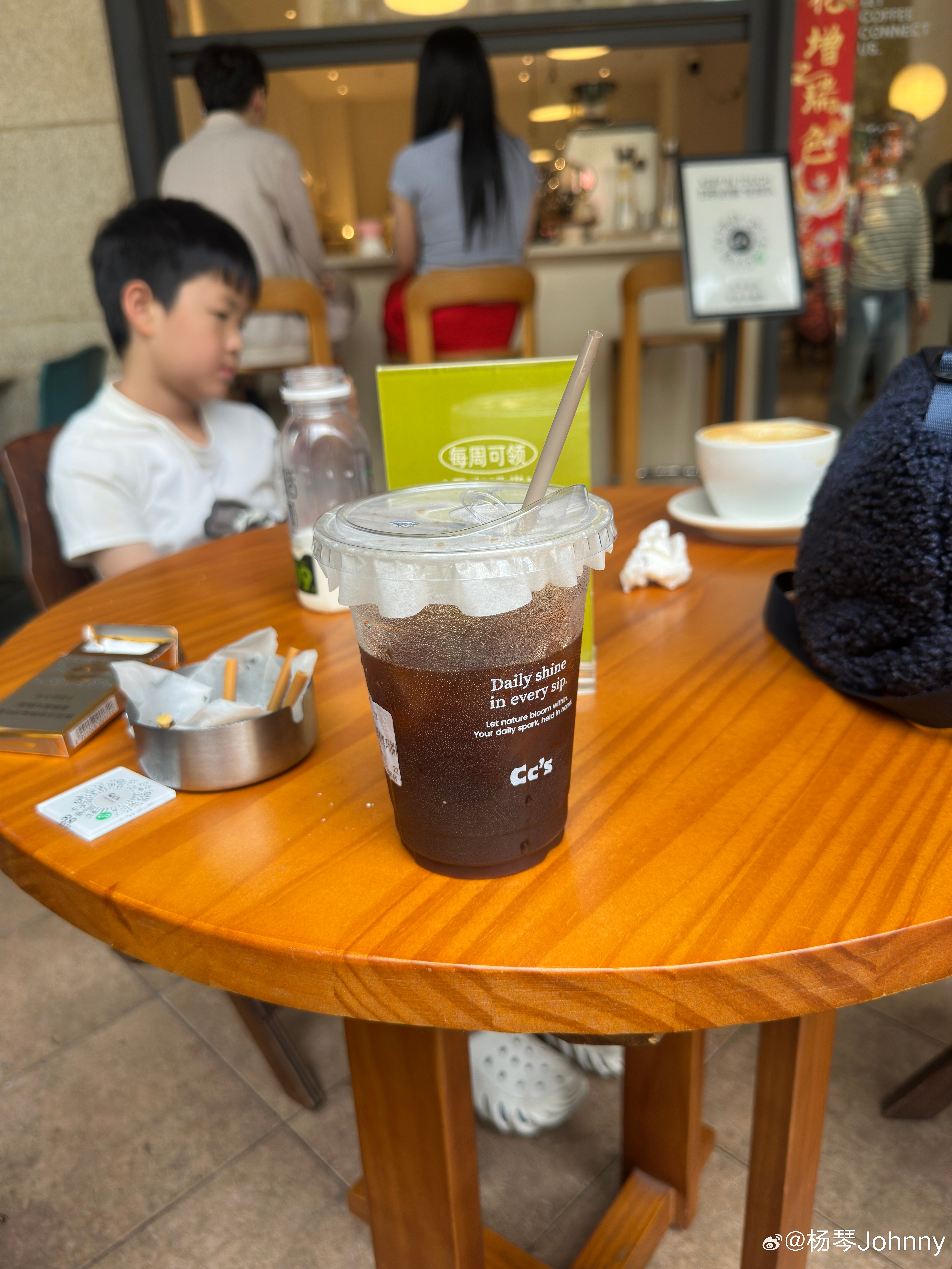 楼下咖啡点外卖16块，过来喝22可我还是愿意来这里坐一会咖啡深圳