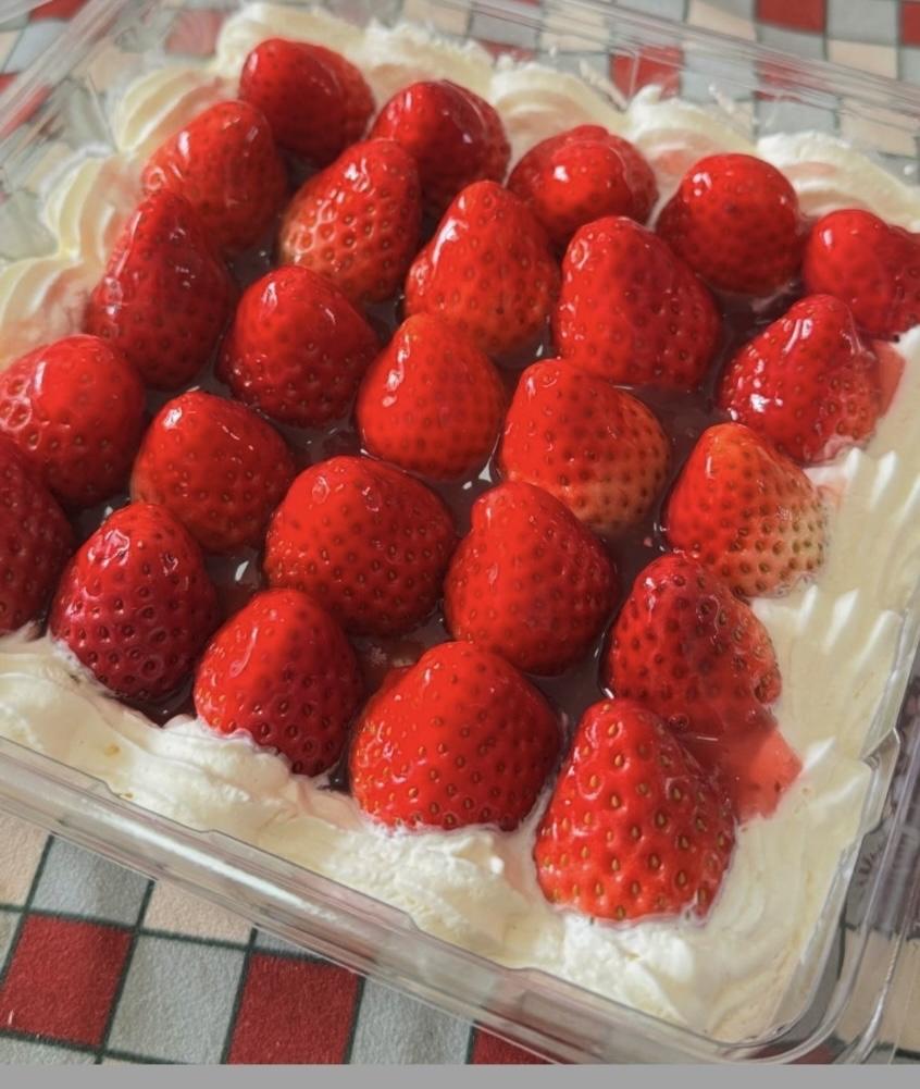 最近盒马出了一档子闹心事——他们家卖得挺火的草莓盒子蛋糕，被好多消费者吐槽“咸得