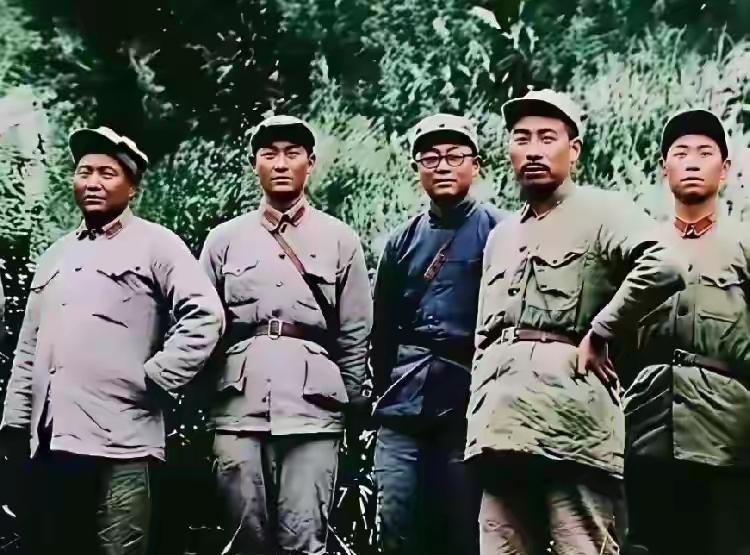 这五位就是我们的开国领袖！大家能说出他们的名字吗？我一眼就认出了温文儒雅的