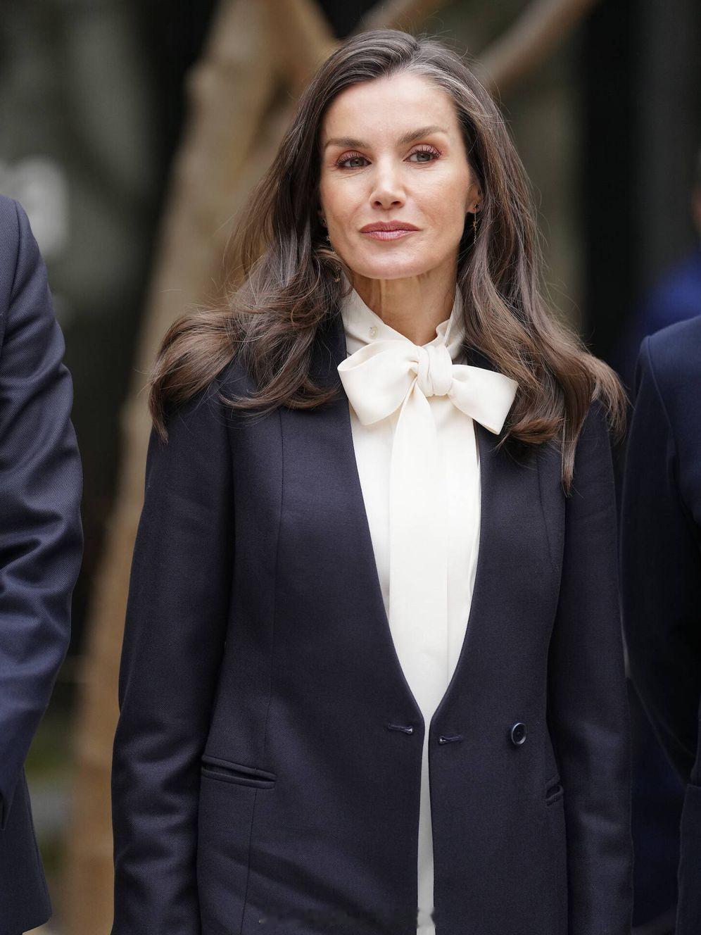 西班牙王室2月18日，莱后在马德里自由教育学院出席“羊毛联盟”项目启动仪式，活