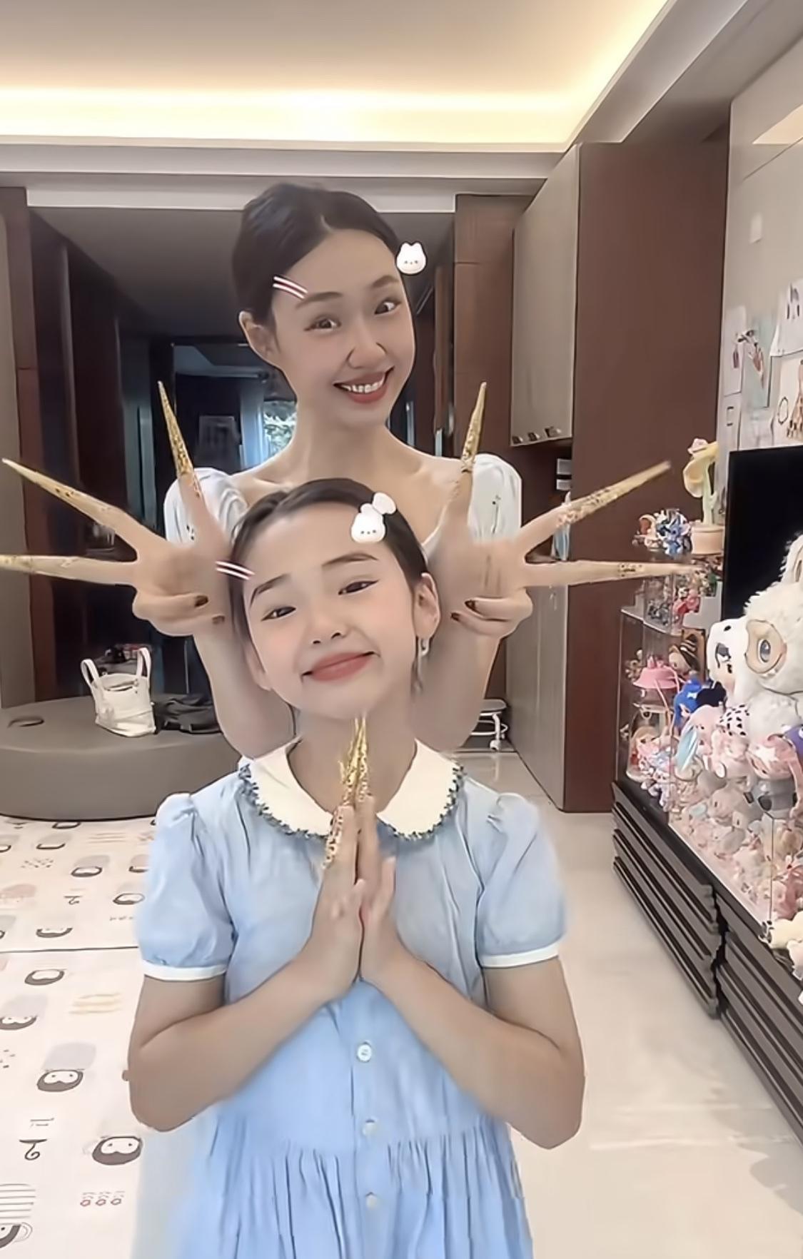 董璇女儿和管乐一直被网友说很像，一大一小同色系的裙子跳舞。真是太有灵气了。管乐