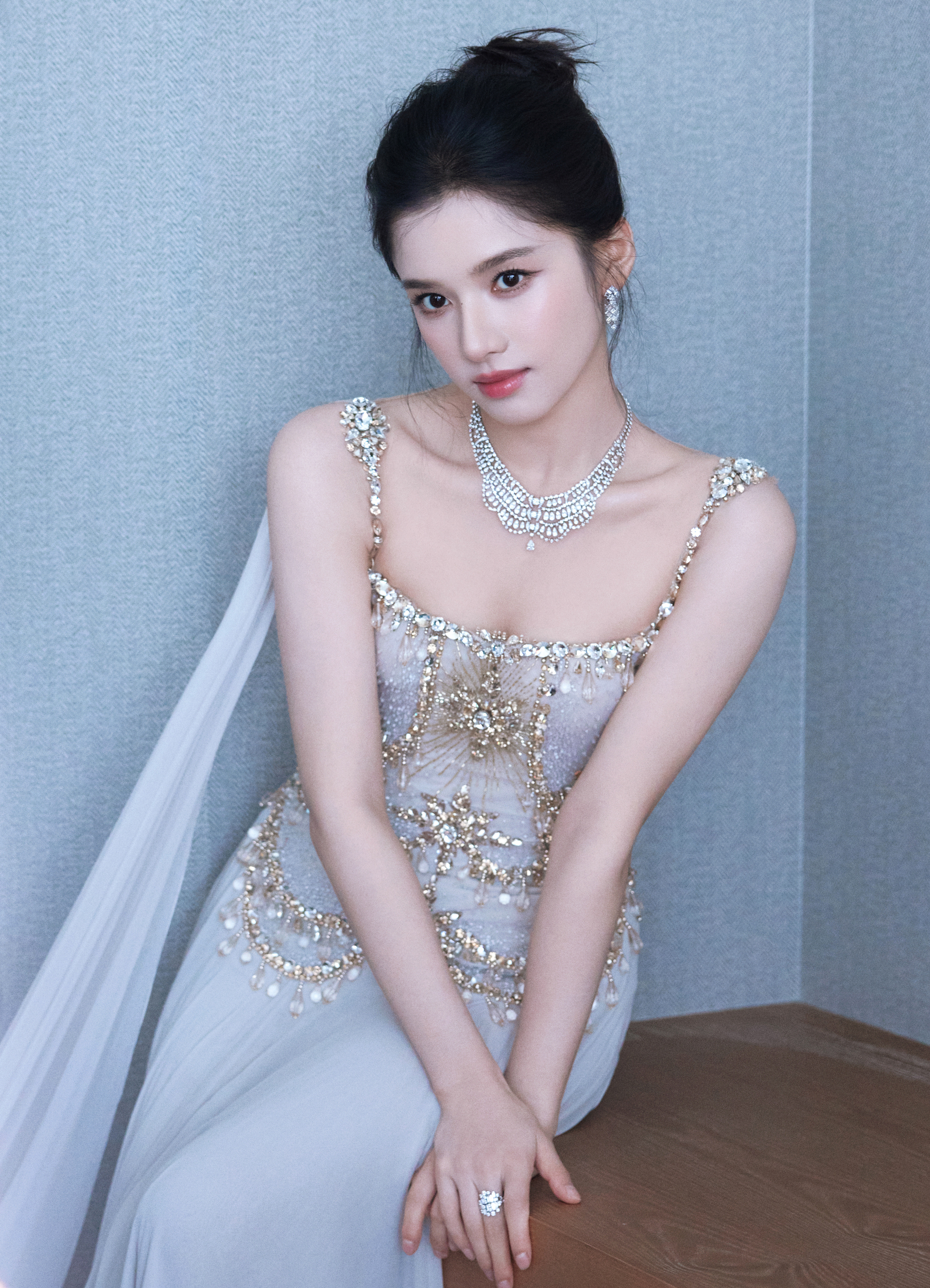 张婧仪. 浅冰蓝吊带高定长裙，鎏金碎钻勾勒鱼骨束腰，垂坠薄纱拖尾，清冷仙气扑面