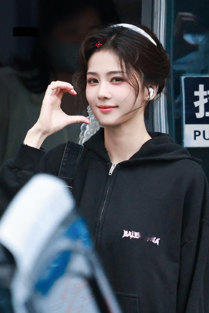 今天白鹿在外出的时候搭配的很有邻家妹妹的感觉，也显得好清纯。白鹿里面穿格纹衬