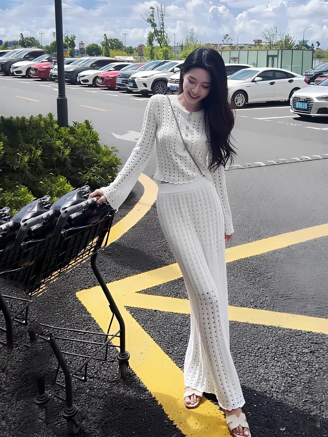 哇噢，美女刚下飞机，推着行李车来到停车场等车，这街景随手拍都是一幅美景，她