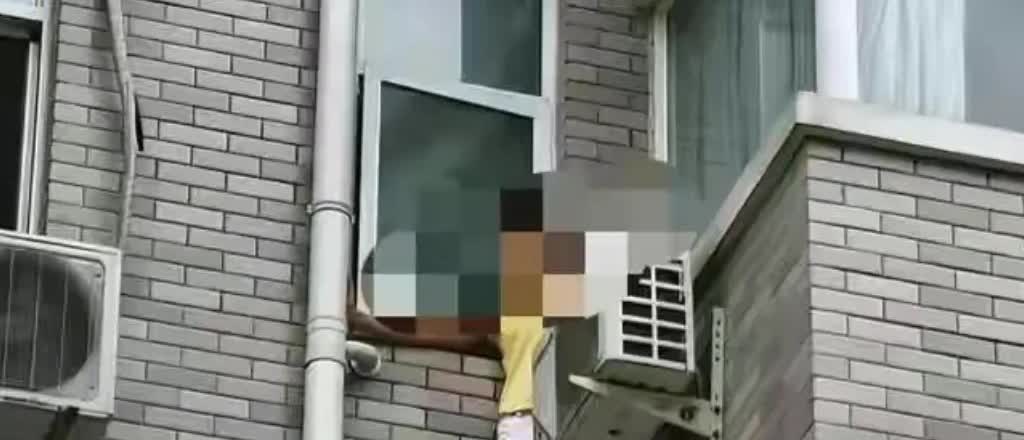 湖南怀化，男子爬出窗外修空调，不巧看见了正在洗澡的女邻居，女子直接叫来了自己的丈