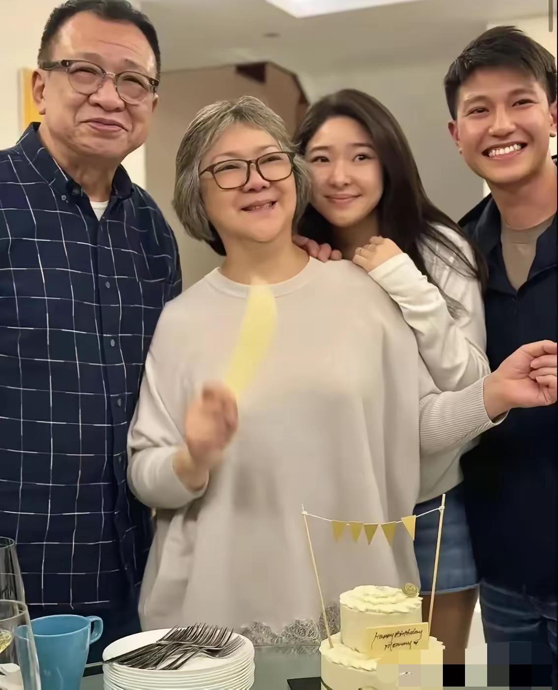 许绍雄的婚姻,告诉大家就算43岁结婚就算老婆二婚,还带个12岁儿子,但是日子