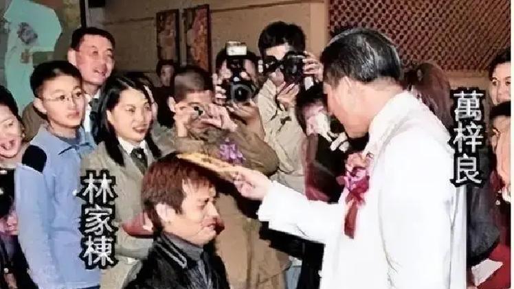 万梓良病危入院，影帝林家栋却端起了汤碗。这年头，谁还信师徒情？林家栋就用行动