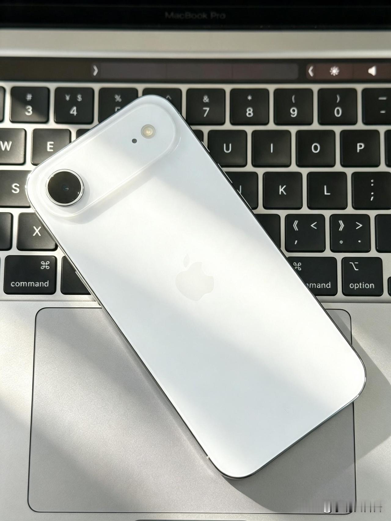 史上最薄iPhone，为何成了“最争议的苹果手机”？2025年9月，苹果发布