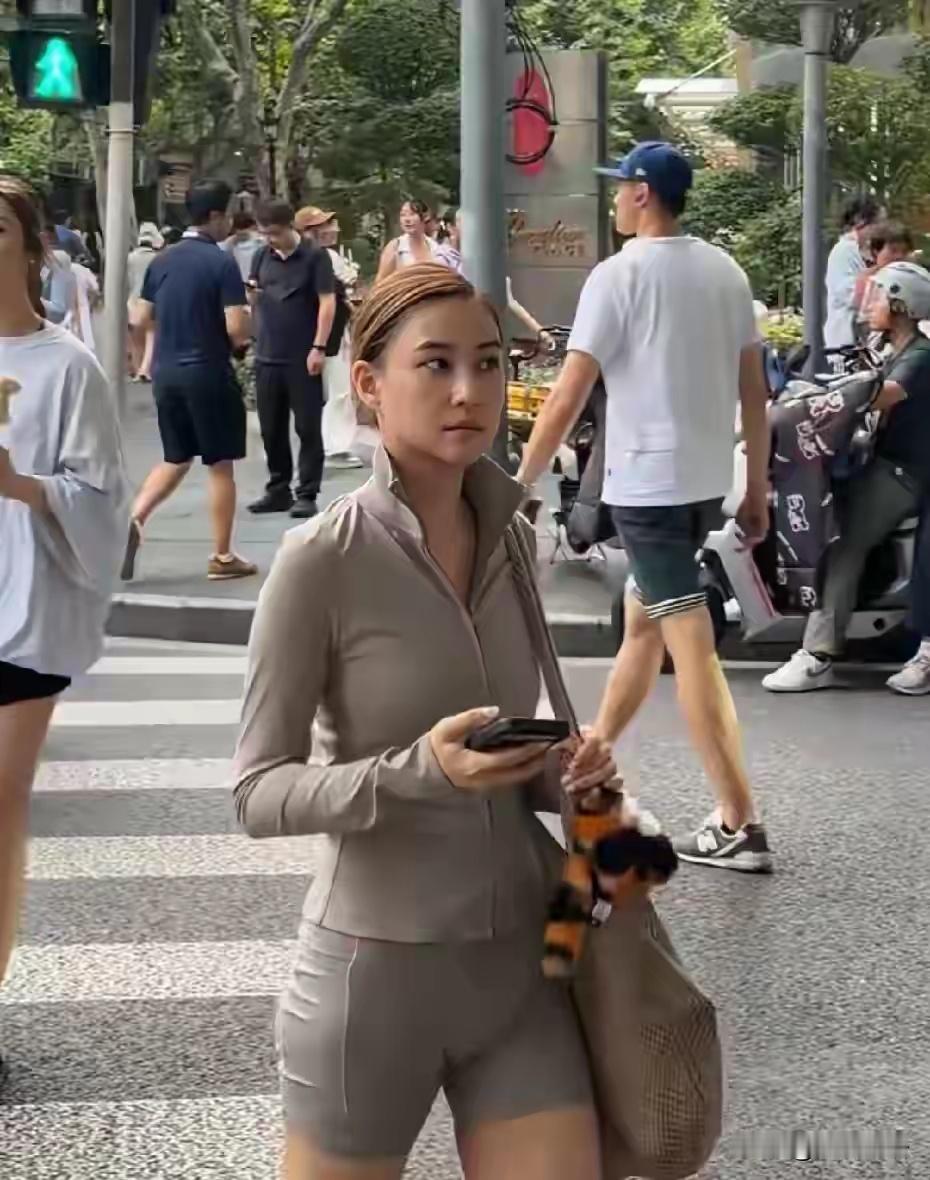 赌王千金何超莲现身上海街头，健康紧致身材，颜值堪比一线女星