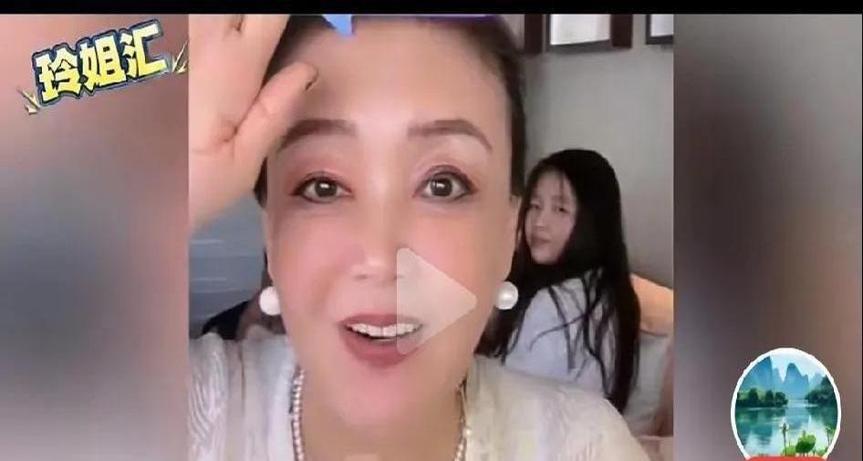 汪小菲最近简直像变了一个人，直播间一声“亲一下”，女儿立马送上甜蜜吻，整个老爸的