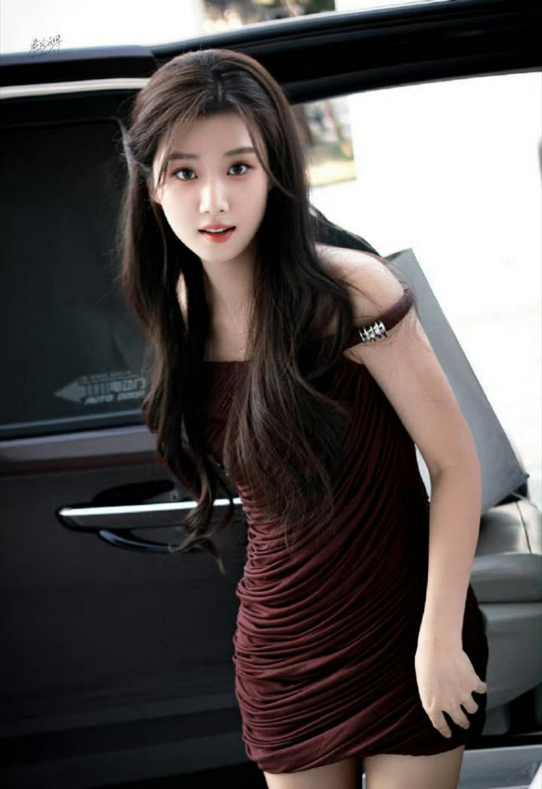 卢昱晓一袭超短裙亮相，裙摆短到恰到好处，大秀美腿的同时不失灵动俏皮，搭配甜酷妆容