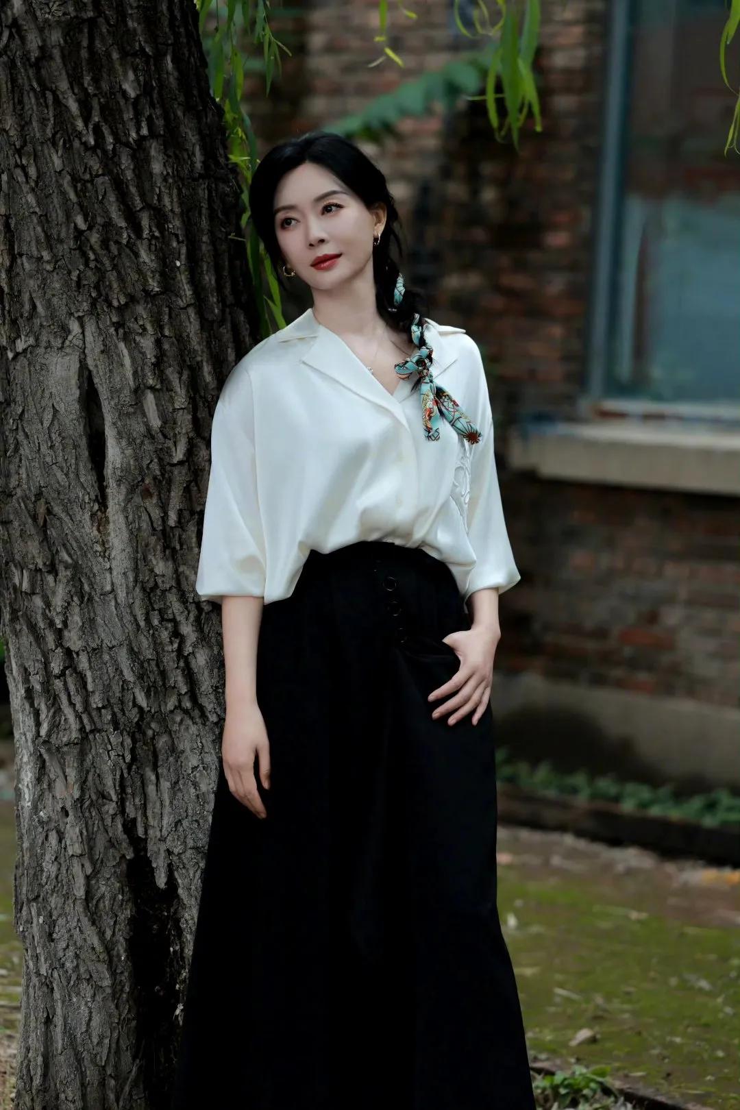 陈数真的把中年女性的优雅拿捏得死死的✨米白色缎面宽松衬衫，搭配黑色长款半裙，经