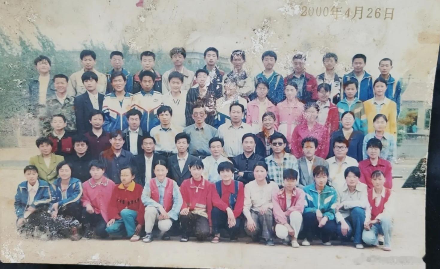 刚看某音，竟然刷到牙缸初中毕业照。看到了一众初中老师