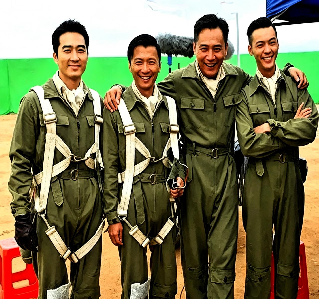翻到张老图，宋承宪、谢霆锋、刘烨、陈伟霆穿着飞行服笑得真精神。当年拍《大轰炸》那
