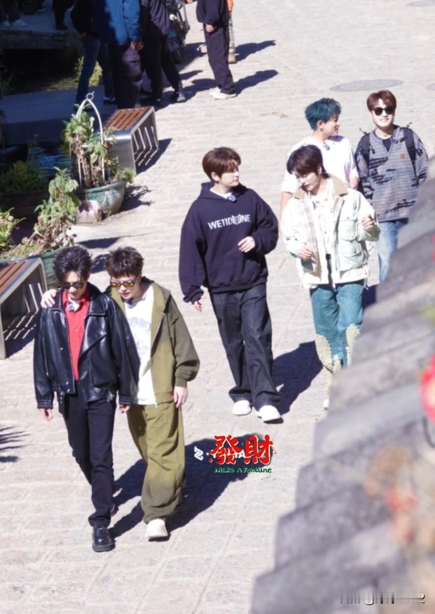 笑发财了！再就业男团这张照片被网友说成“宿舍组”“笨蛋组”“精明组”公子于鑫