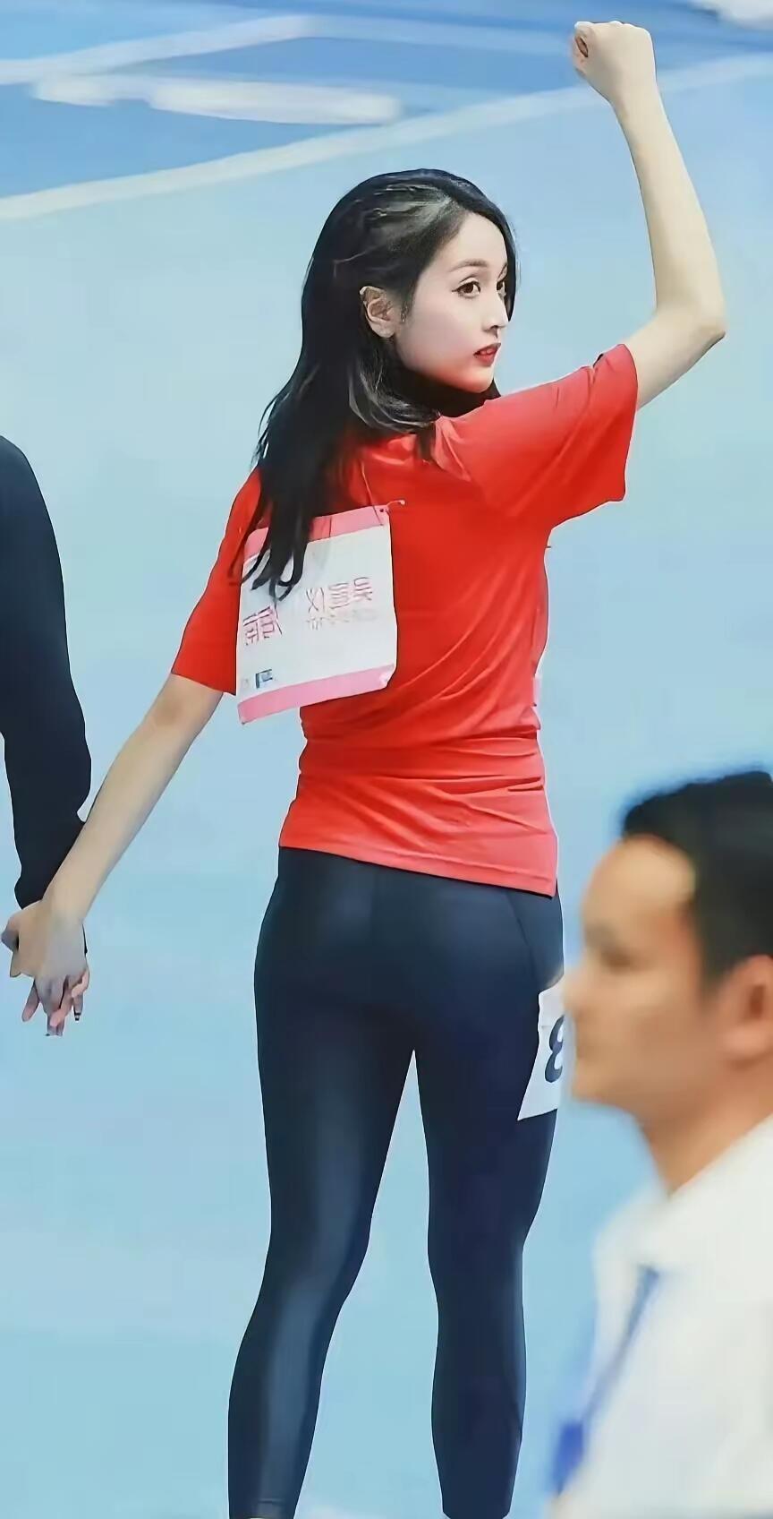 吴宣仪，瑜伽裤穿搭，凹造型的女孩！