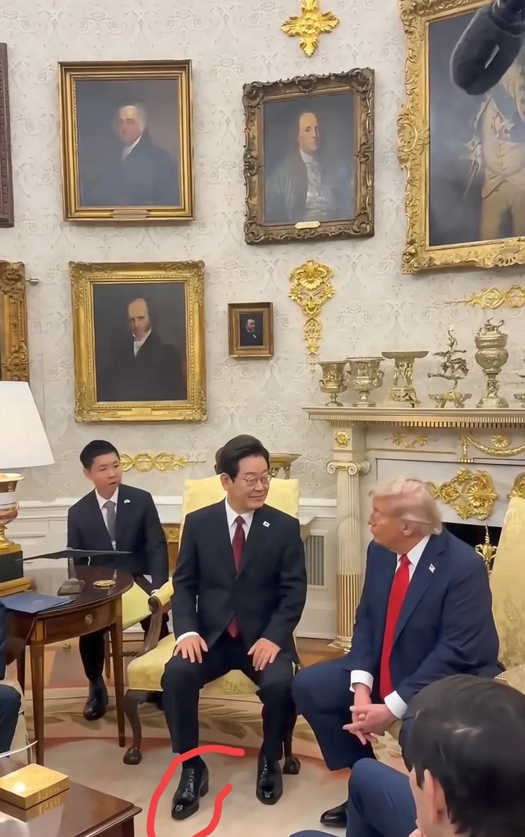 特朗普在白宫会见李在明，李在明通过一些细节显示自己的聪明，从外在压特朗普。一个