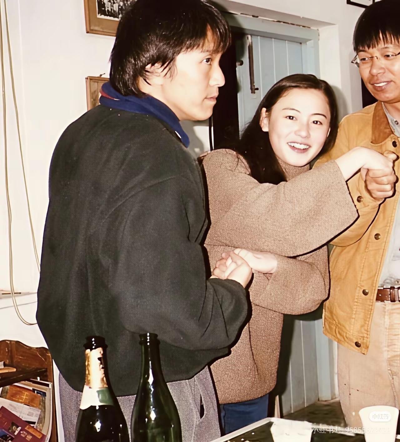 中间这位女演员实在太美了，颜值比刘亦菲还美，你能认出她是谁吗？