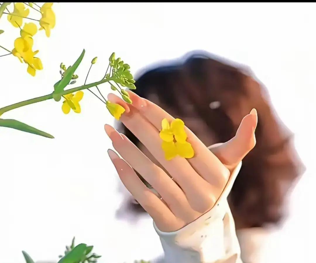 单位里两个单身同事本来被大伙起哄凑对，女方也动了心。冬天一早男方笑着来一句“这