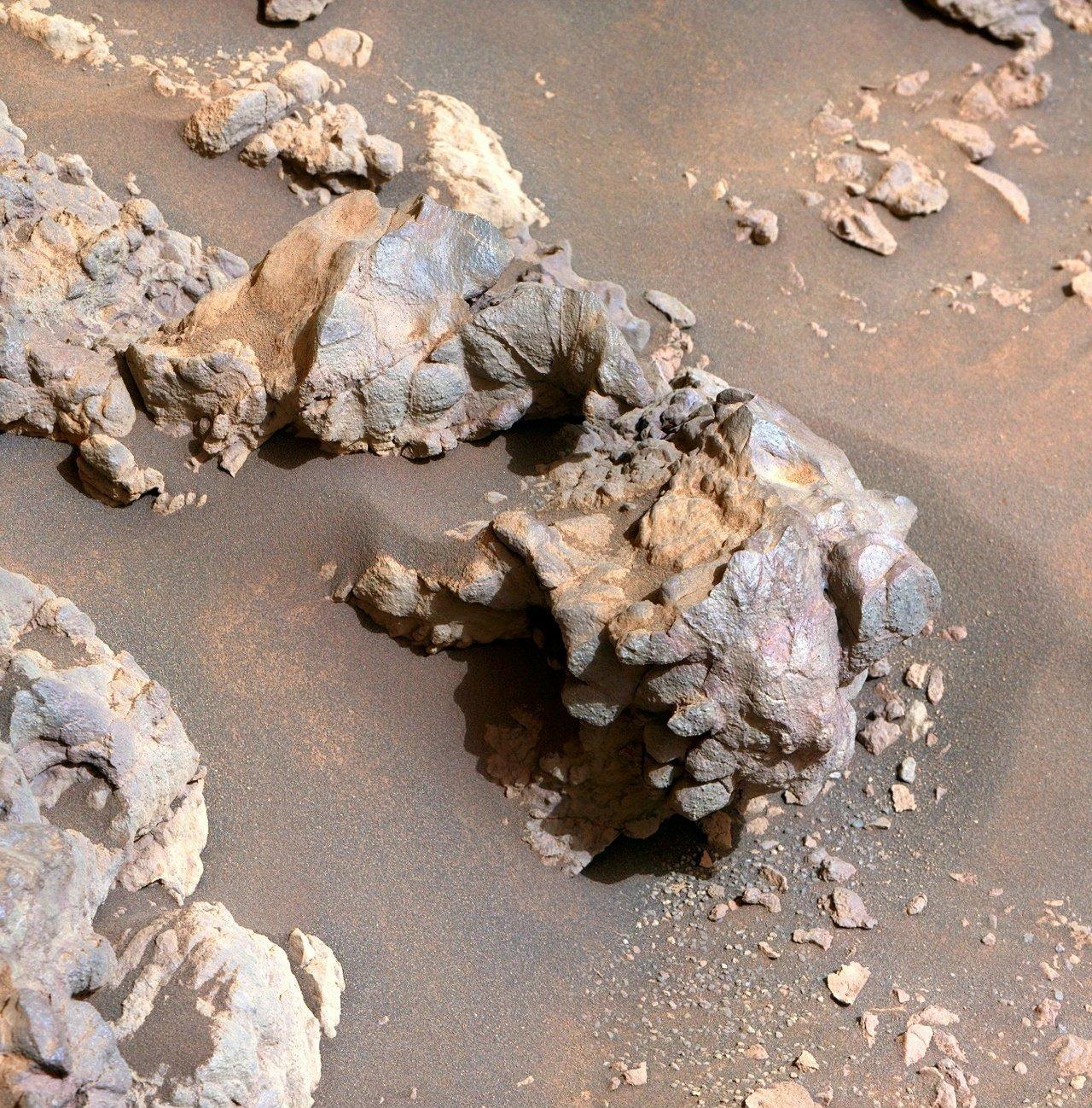 这张照片是人类探测器在火星表面拍摄的岩石...这些岩石棱角分明、表面粗糙，呈