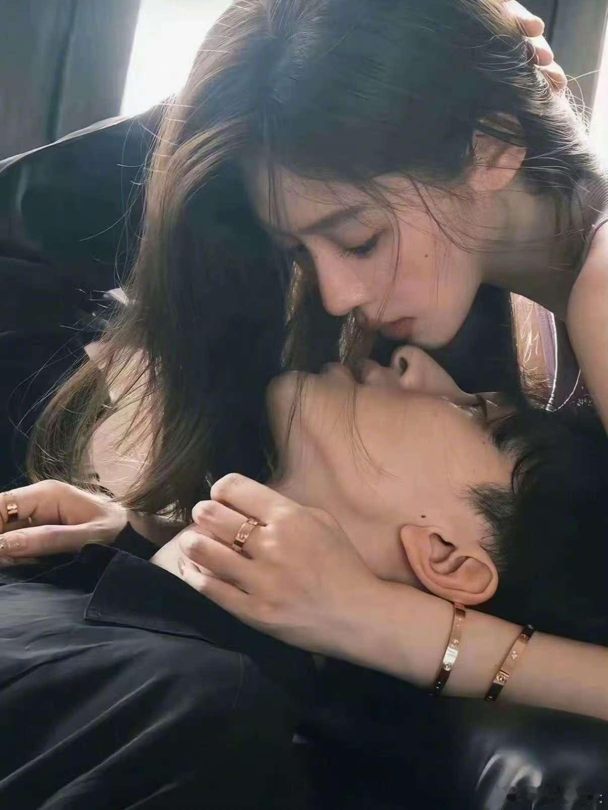 周也丞磊沙发吻天呐，周也和丞磊这沙发吻画面简直绝了！周也那微微低垂的眼眸，带着