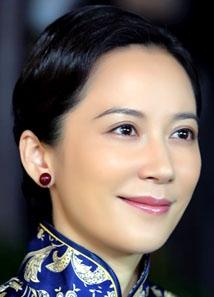 俞飞鸿在《东方战场》塑造的宋美龄，旗袍华服尽显民国名媛雍容气度。角色还原西安事