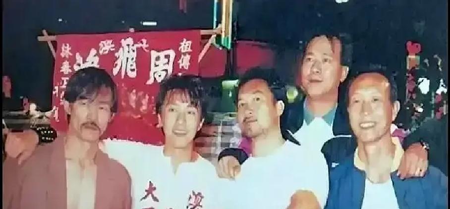 真正毁掉一个人的，往往不是骂你“像条狗”，而是告诉你“你有天分”。周星驰早年片