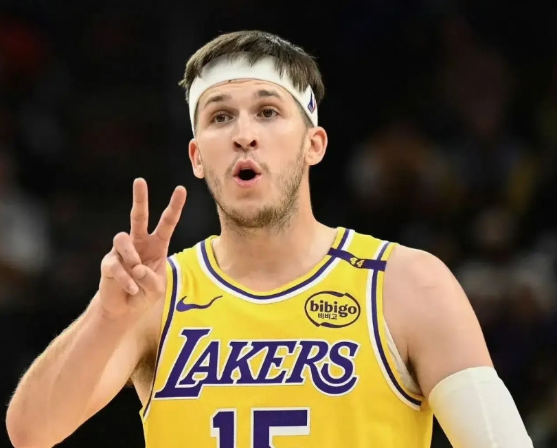 里弗斯真的弱点又被打出来了！湖人队输给了雷霆，本场比赛，里弗斯表现糟糕，全场比