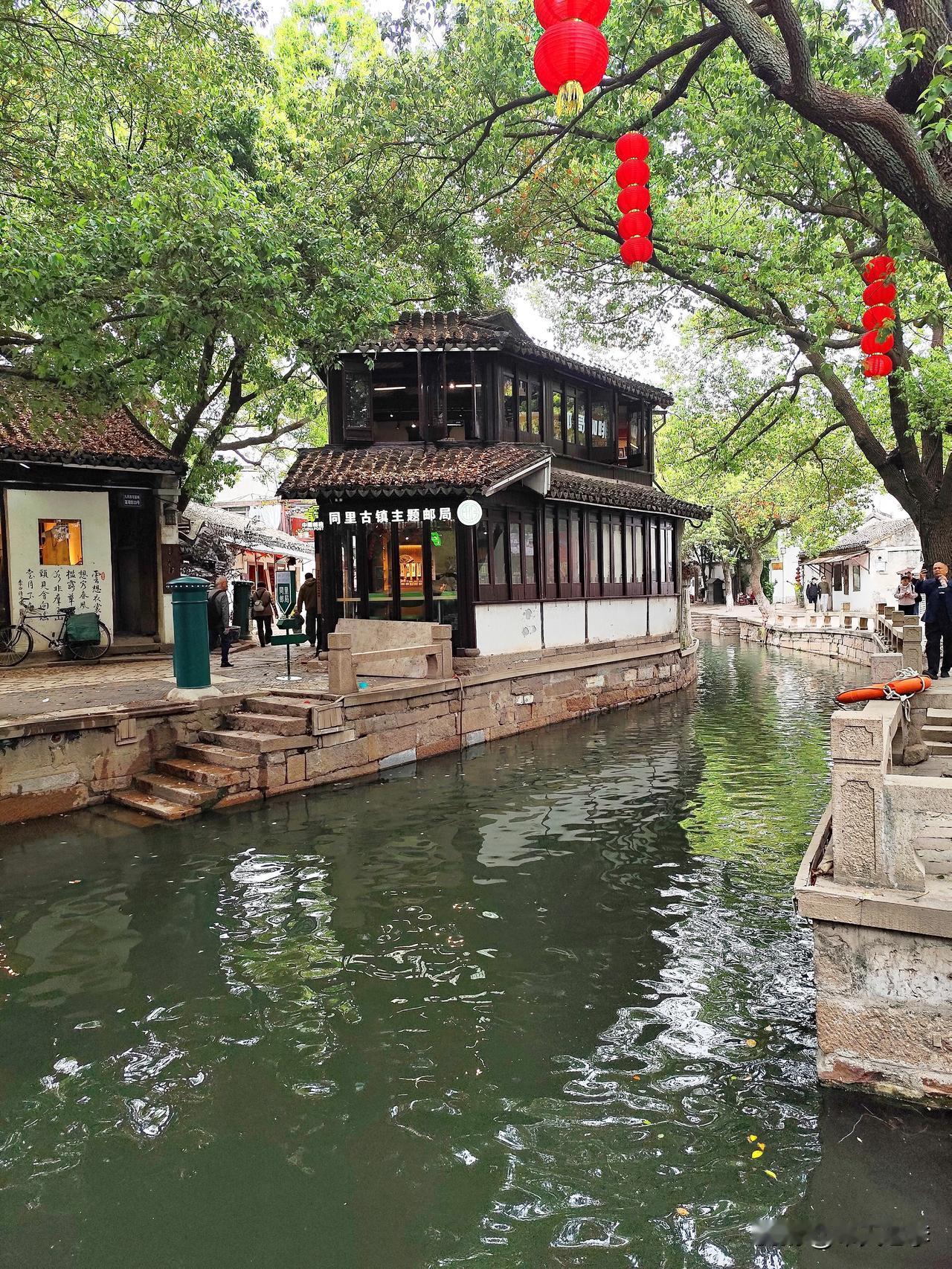 镜头中的同里古镇。同里古镇位于江苏省苏州市吴江区，地理位置毗邻太湖和大运河，堪