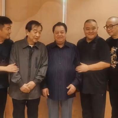 【著名相声表演艺术家石富宽自降身份与苗阜聚会，对此你怎么看？】近日，著名相声表