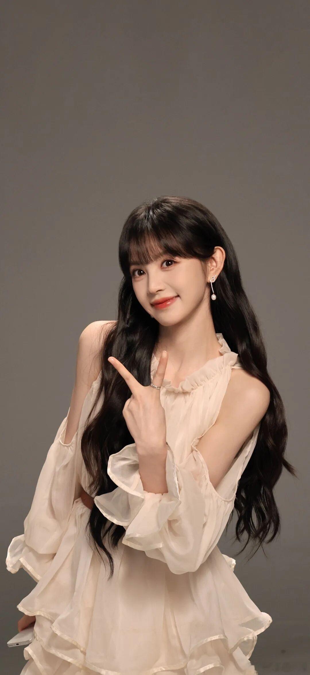 考古的风终于轮到田曦薇了考古风吹到了田曦薇身上，她真的好漂亮呀！