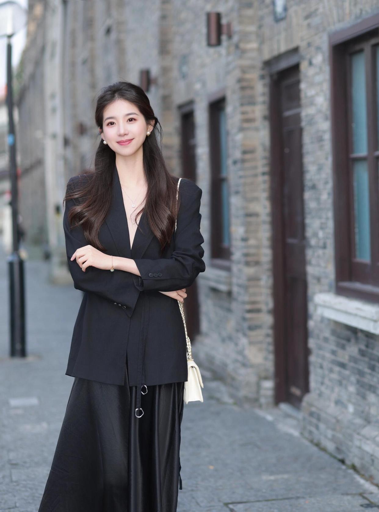 她的眼眸里藏着星辰，嘴角噙着浅浅的笑意，在砖墙与石板间，书写着属于自己的温