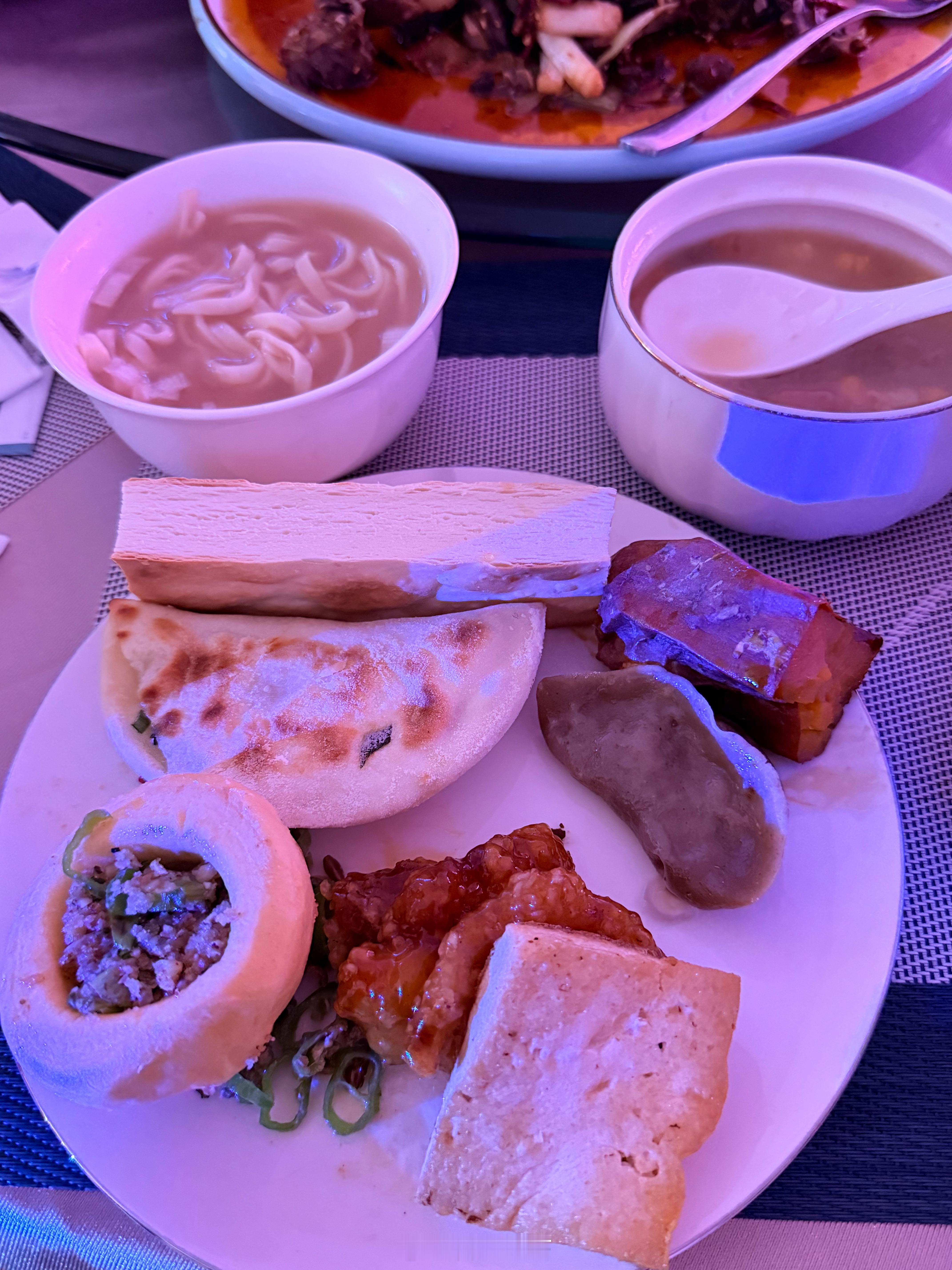 你们猜山东吃饭要吃多少种主食[笑着哭]还有一块煎饼已经被我吃掉了…​​​