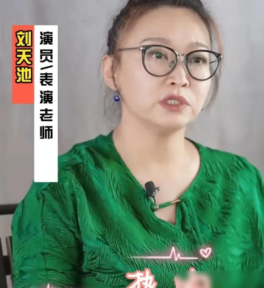 别再快进吻戏了。中戏老师一句话揭穿内幕：99%的吻戏，演员在完成KPI，观众