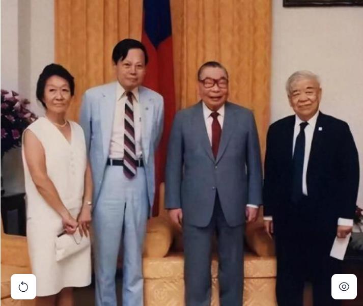 1986年杨振宁访台，那时，蒋经国76岁，杨振宁64岁，他妻子杜致礼59岁。陪同