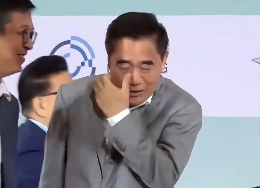 面相都变了，陈宝国最近露面，状态也是大变样。之前看他演电视剧的时候，人还是精
