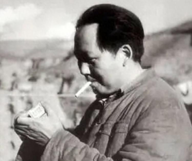 他曾当众批评毛主席，主席被说得哑口无言，蹲在一边吧嗒吧嗒地抽烟他曾在大家面前直