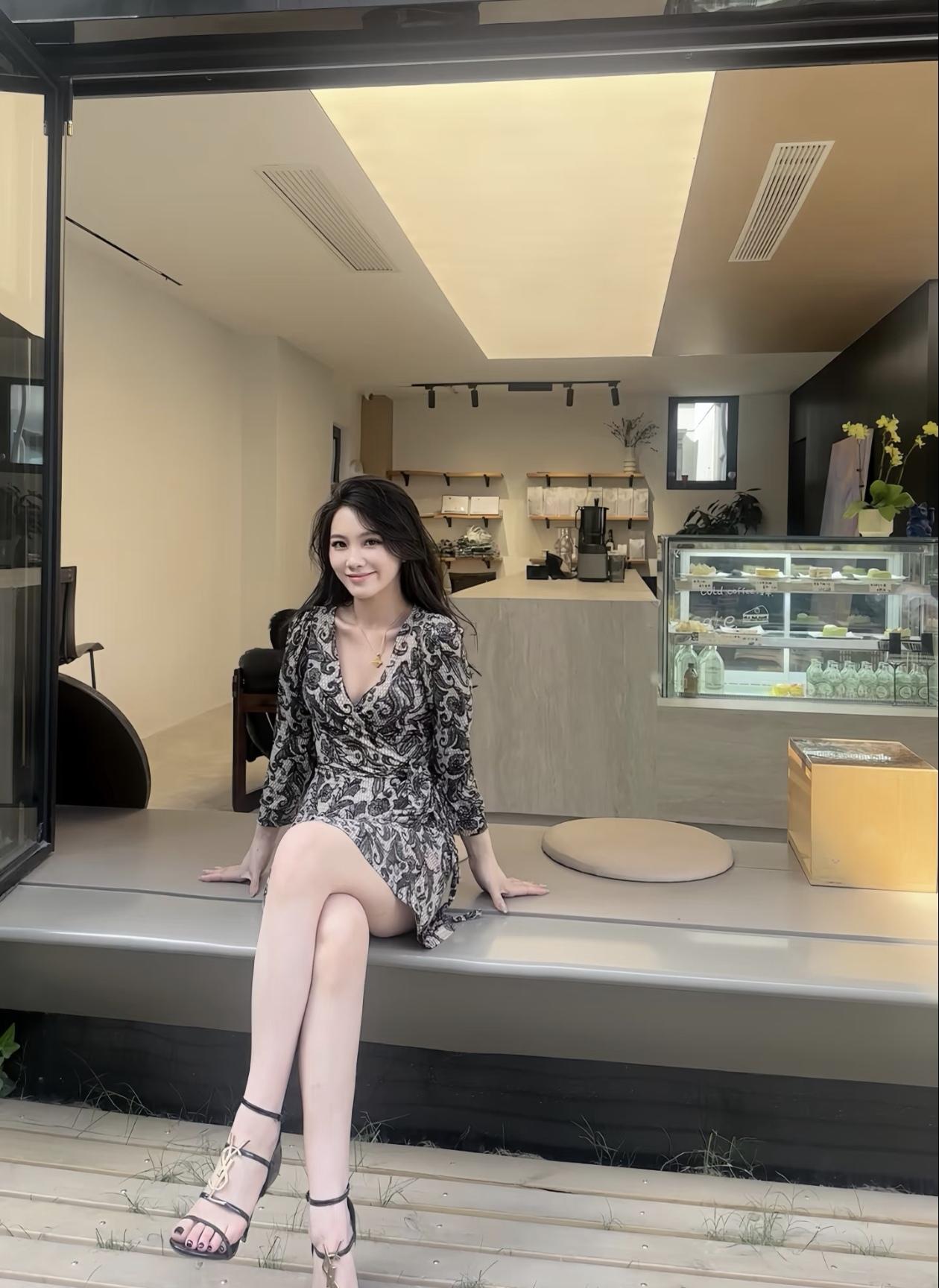 优雅与气质，在静谧的咖啡馆里绽放