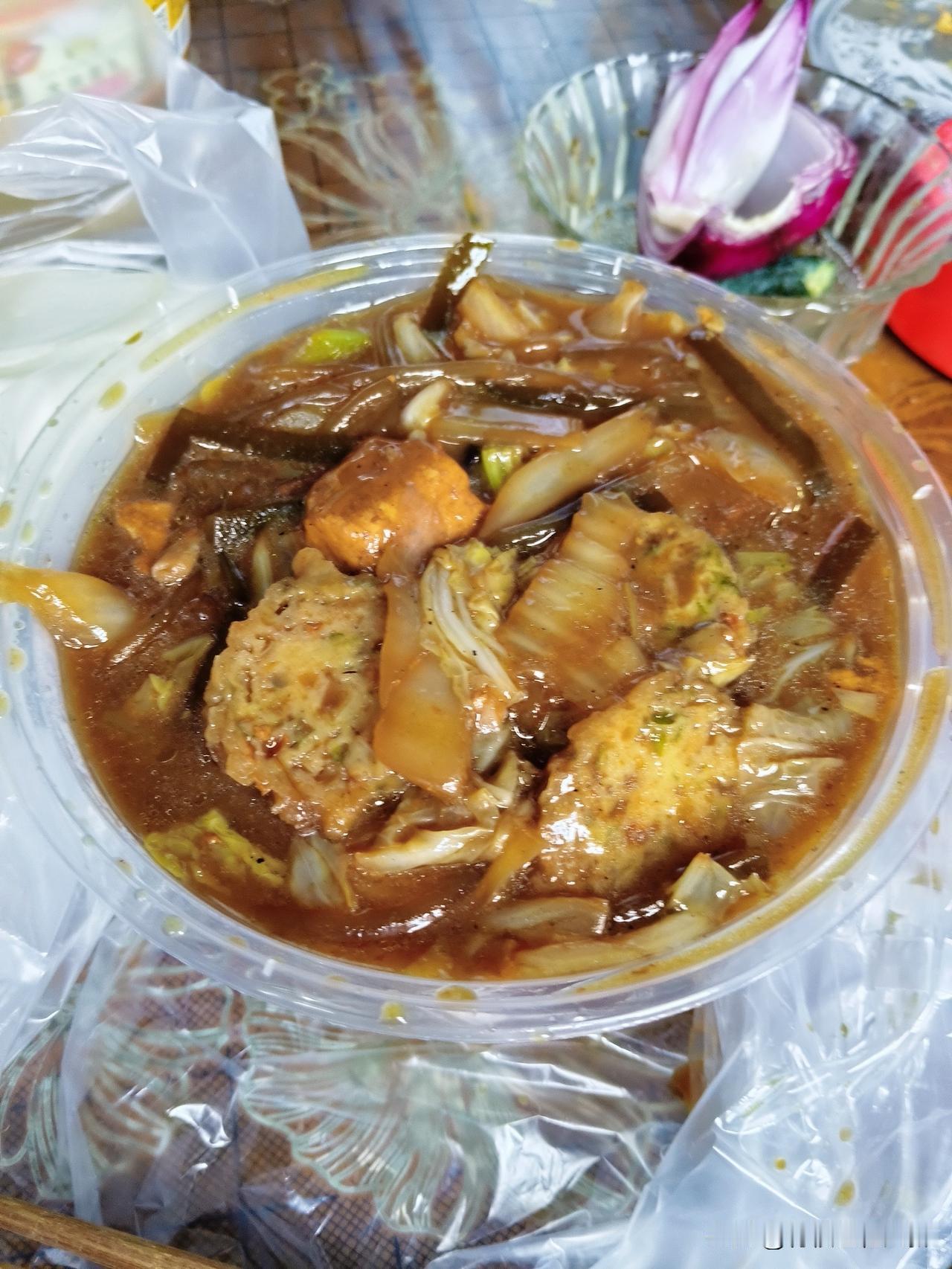 昨天下的豆面面条，还剩一个葱头，今天决定来一碗大锅菜。她说，你回来吃吧？！我说
