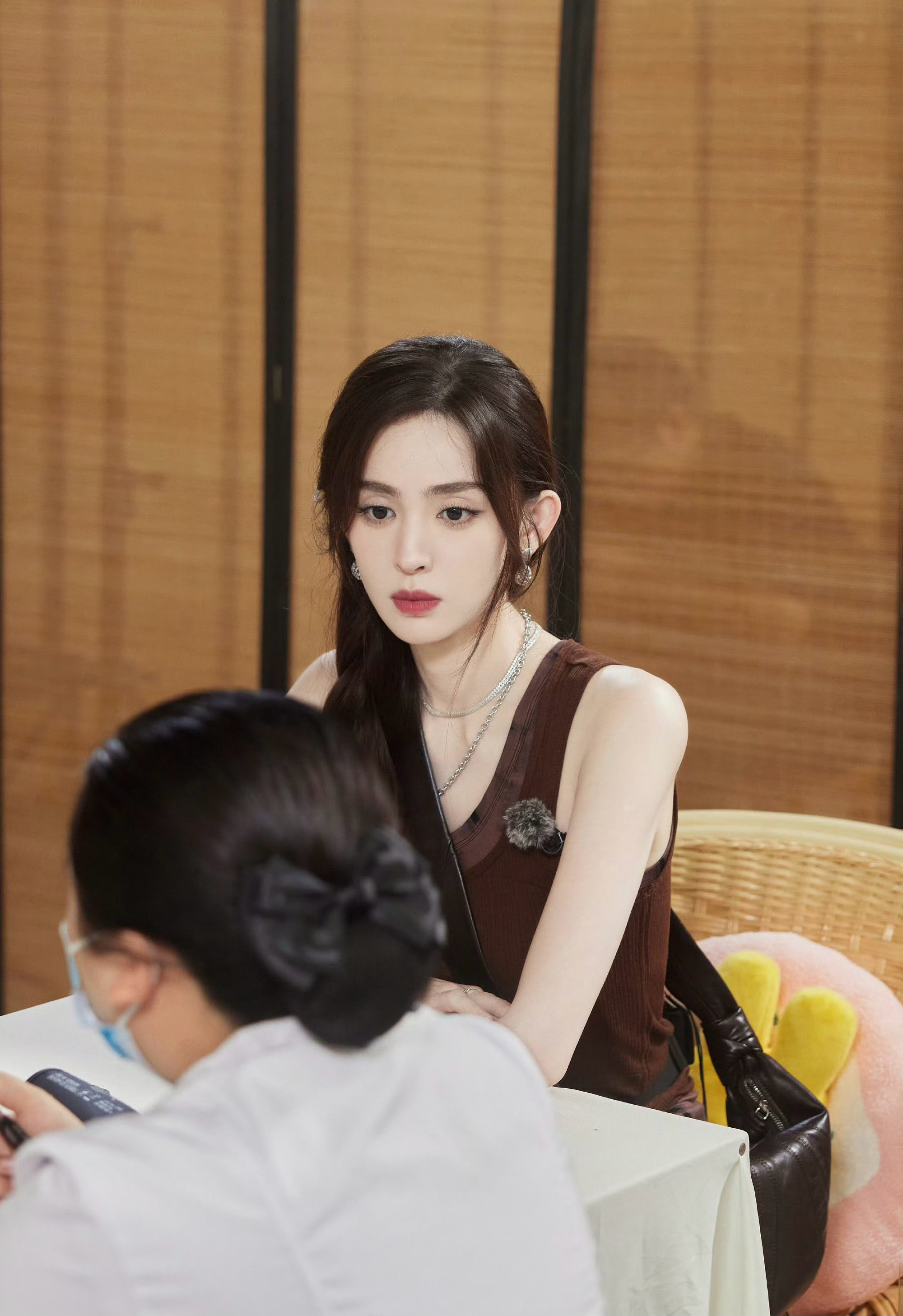 古力娜扎：酒红裙装邂逅自然，氛围感拉满​​​