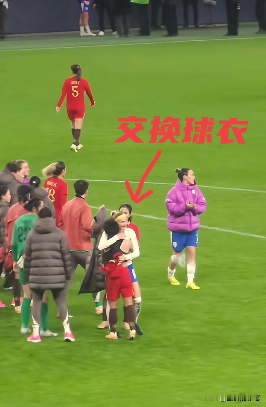 看哭了[笑着哭]赛后中国女足张琳艳找英格兰女足凯莉交换球衣的一幕，让人感动不已。
