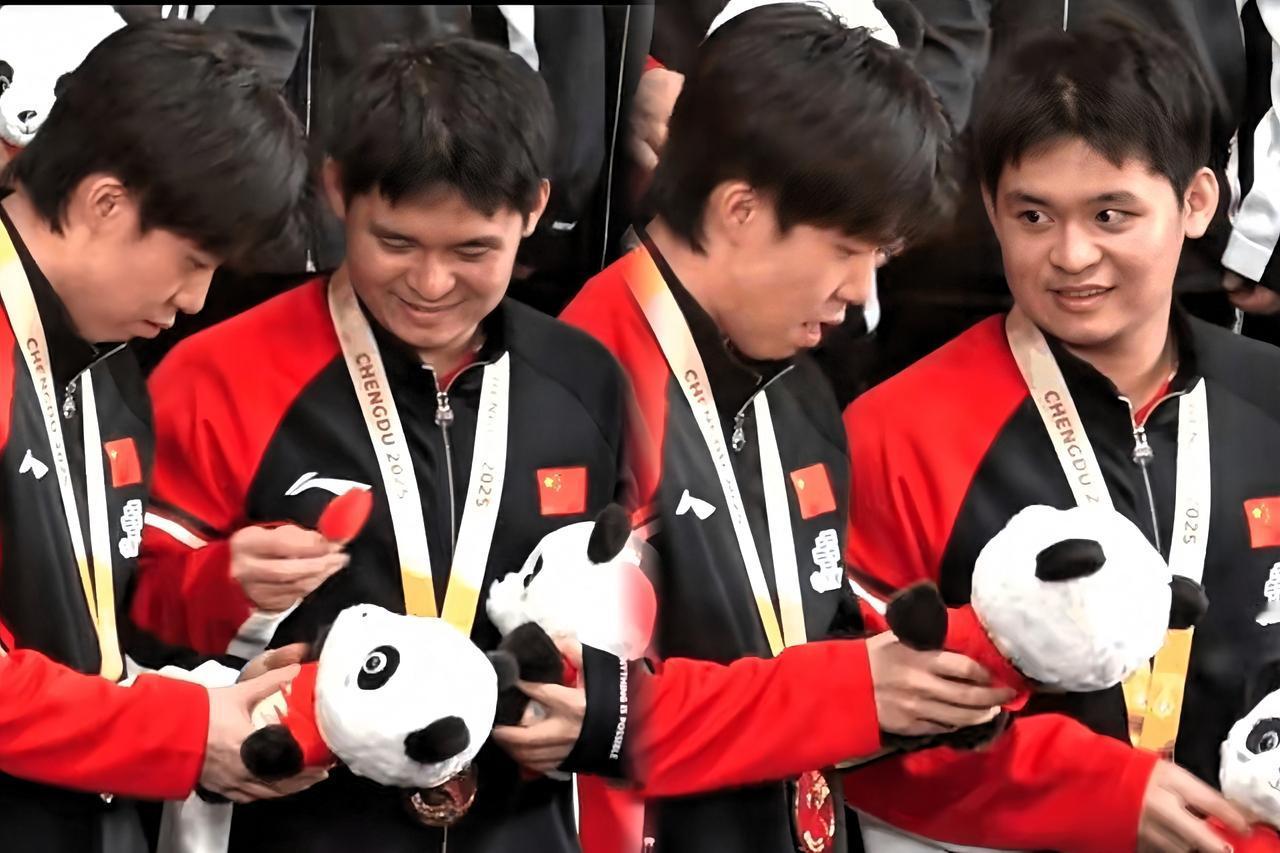 小石头也太会找乐子了！刚发现熊猫玩具上的球拍是可以拆卸的，立马就跑去“逗”