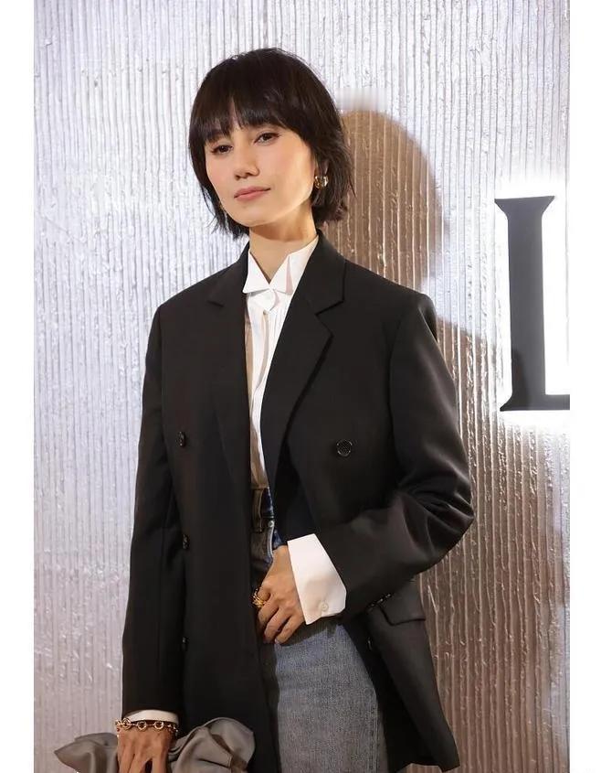 学袁泉穿西装，高级感直接拉满！黑西装+白衬衫+牛仔裤，经典的“通勤风”公式，怎