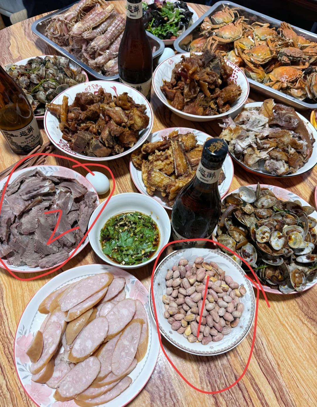 这桌菜丰盛，有肉有海鲜还有花生！菜已备齐，中秋节吃点好的，1号，2号是不是最好的