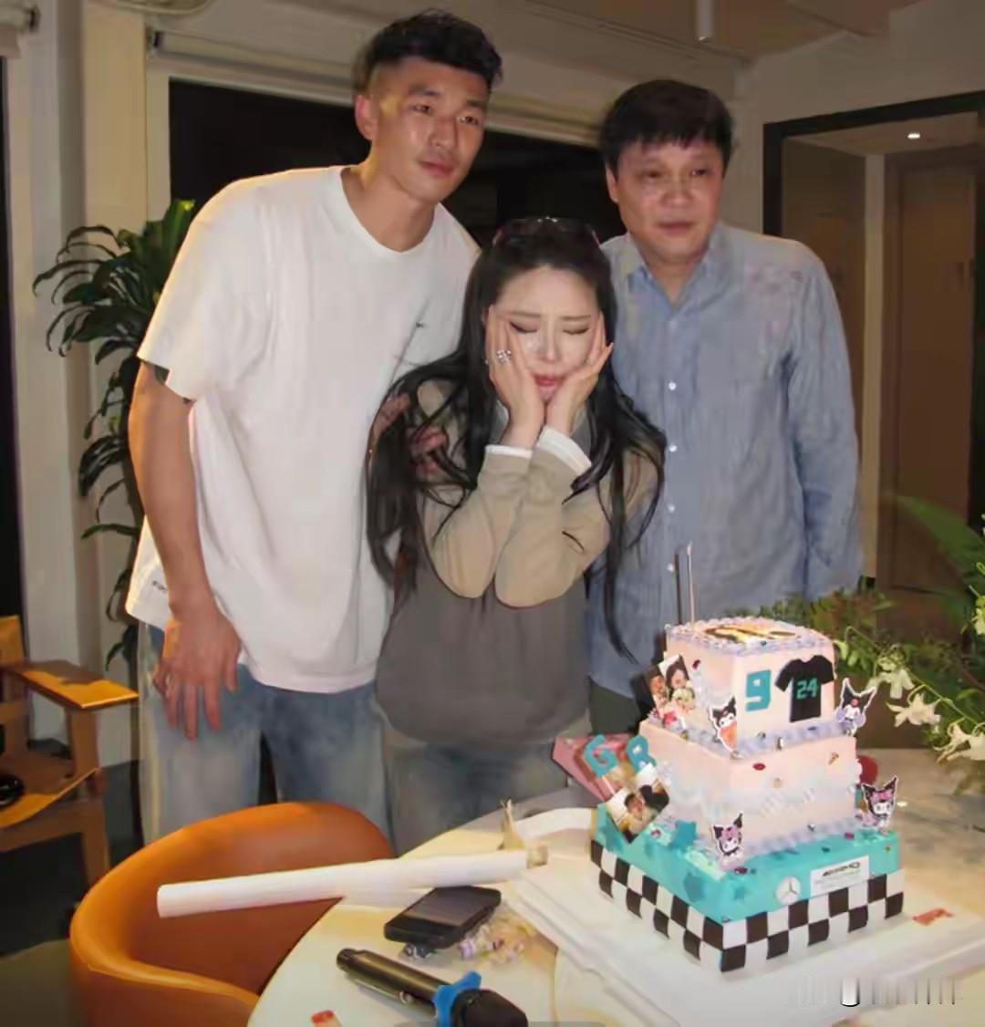 范志毅为大女儿范斯晶庆祝28岁生日，庆生现场氛围温情满满。生日当天，父亲范志毅和