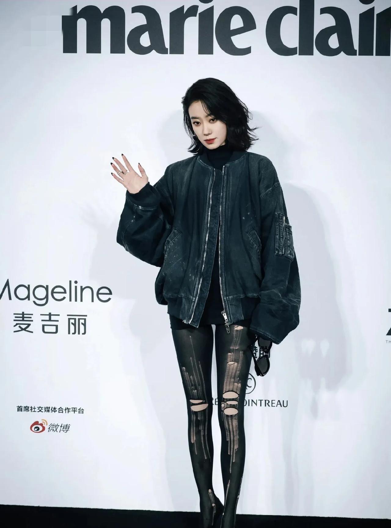 第一次看见女星把破洞丝袜穿得这么飒酷的，张小斐时尚感很足啊。#丝袜搭配#